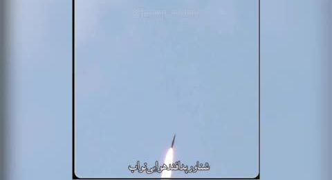شلیک موشک رعب‌آور ایران / لحظه شلیک موشک عمود پرتاب از شناور  سپاه| ببینید

