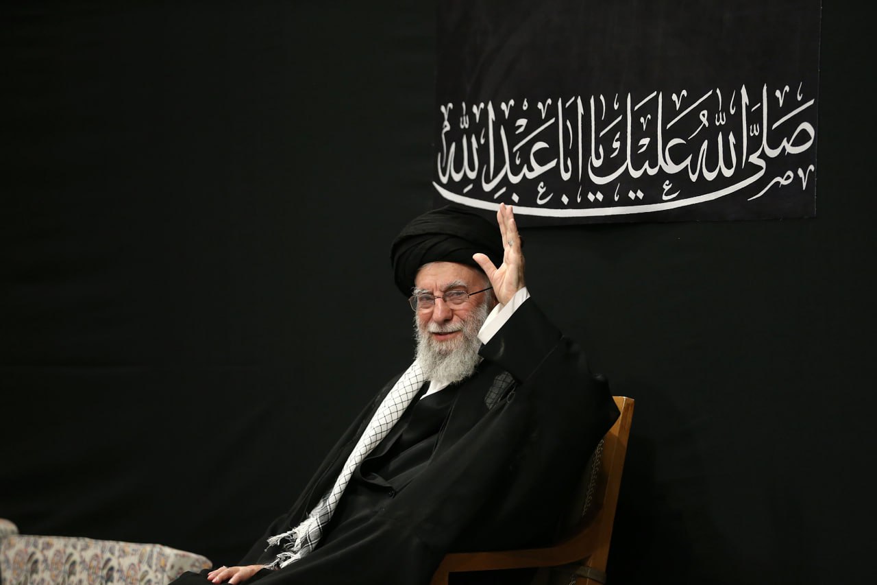 عکس معنادار و بدون عصای رهبری در مراسم شب عاشورا
