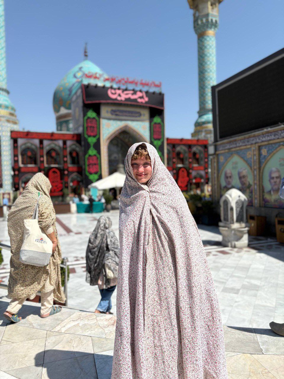 تصاویری جالب از خبرنگاران زنِ خارجی در امام‌زاده صالح + عکس
