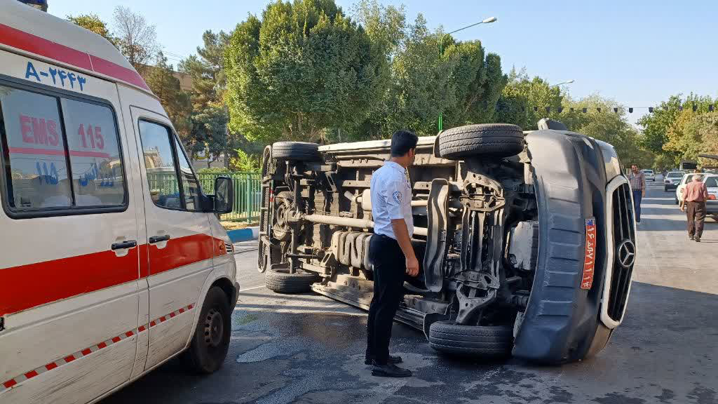 تصادف سمند با آمبولانس در اصفهان حادثه‌ساز شد