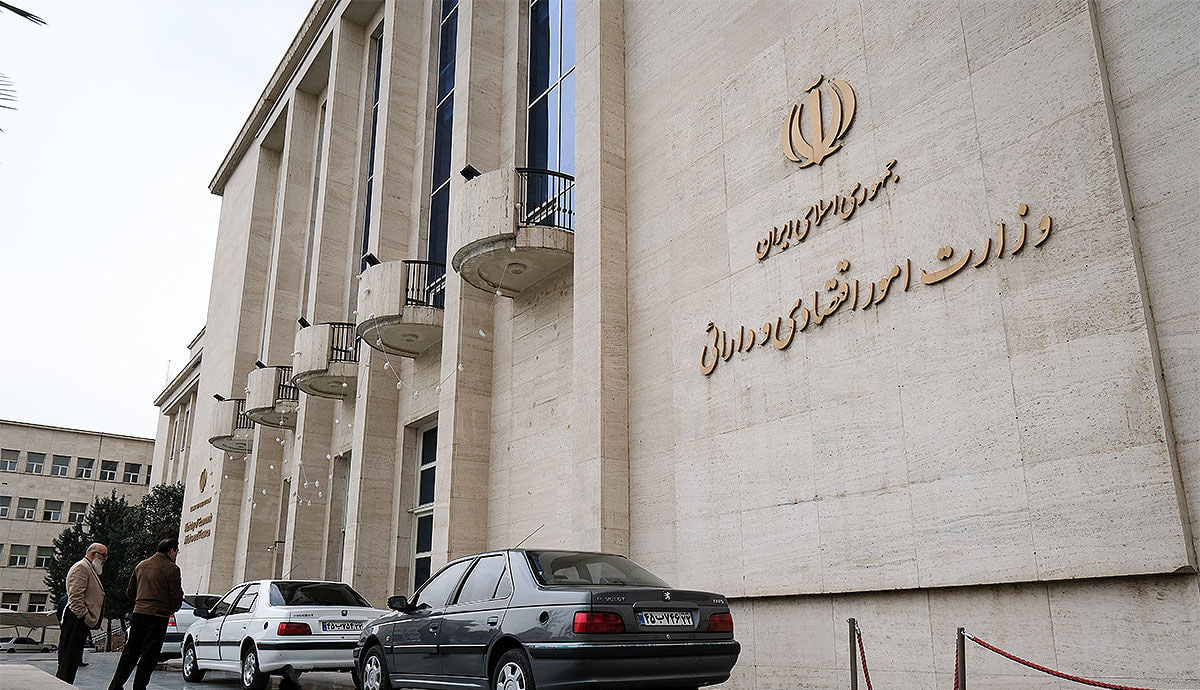 تجمع سهامداران مقابل وزارت اقتصاد + عکس
