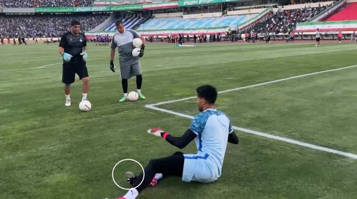 حمله پرسپولیسی‌ها به گلر استقلال با سنگ!