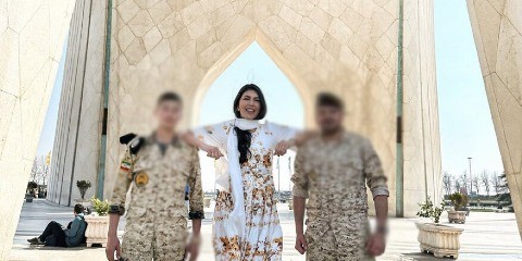 گردشگر زن روس بی حجاب در میدان آزادی تهران در کنار دو سرباز ایرانی + عکس