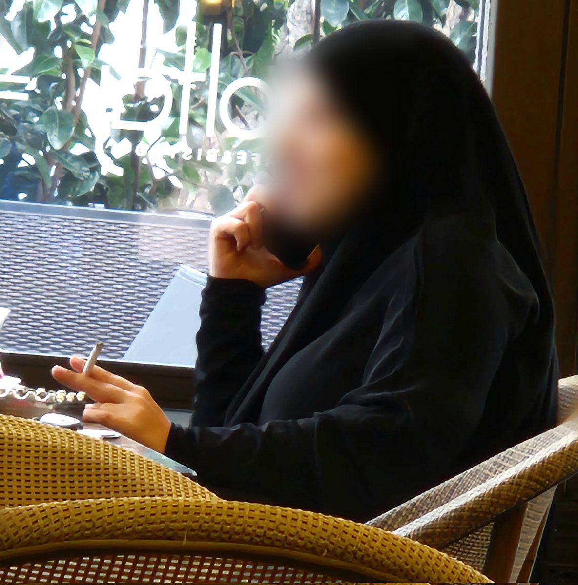 عکس خبرساز از اقدام زن محجبه در یک کافه