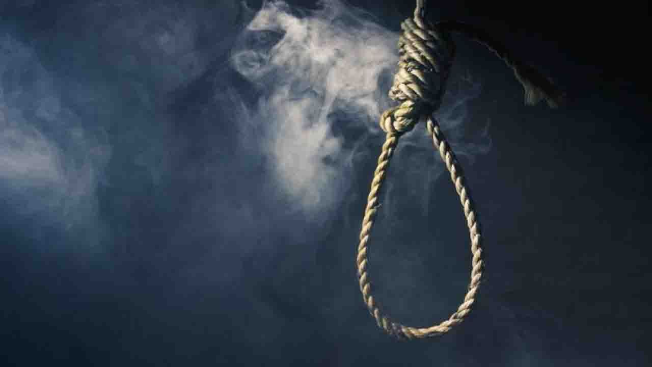سلفی خانواده مقتول معلم زن و فرزندانش با قاتل هنگام اجرای حکم اعدام + عکس