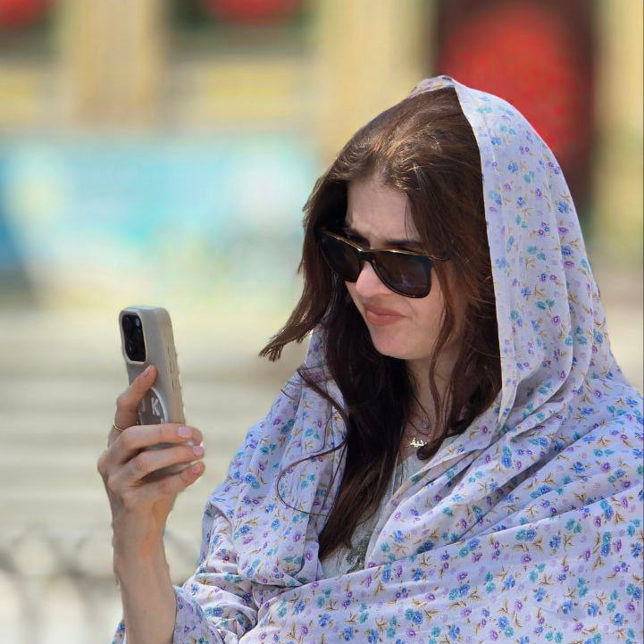 تصاویری جالب از خبرنگاران زنِ خارجی در امامزاده صالح + عکس