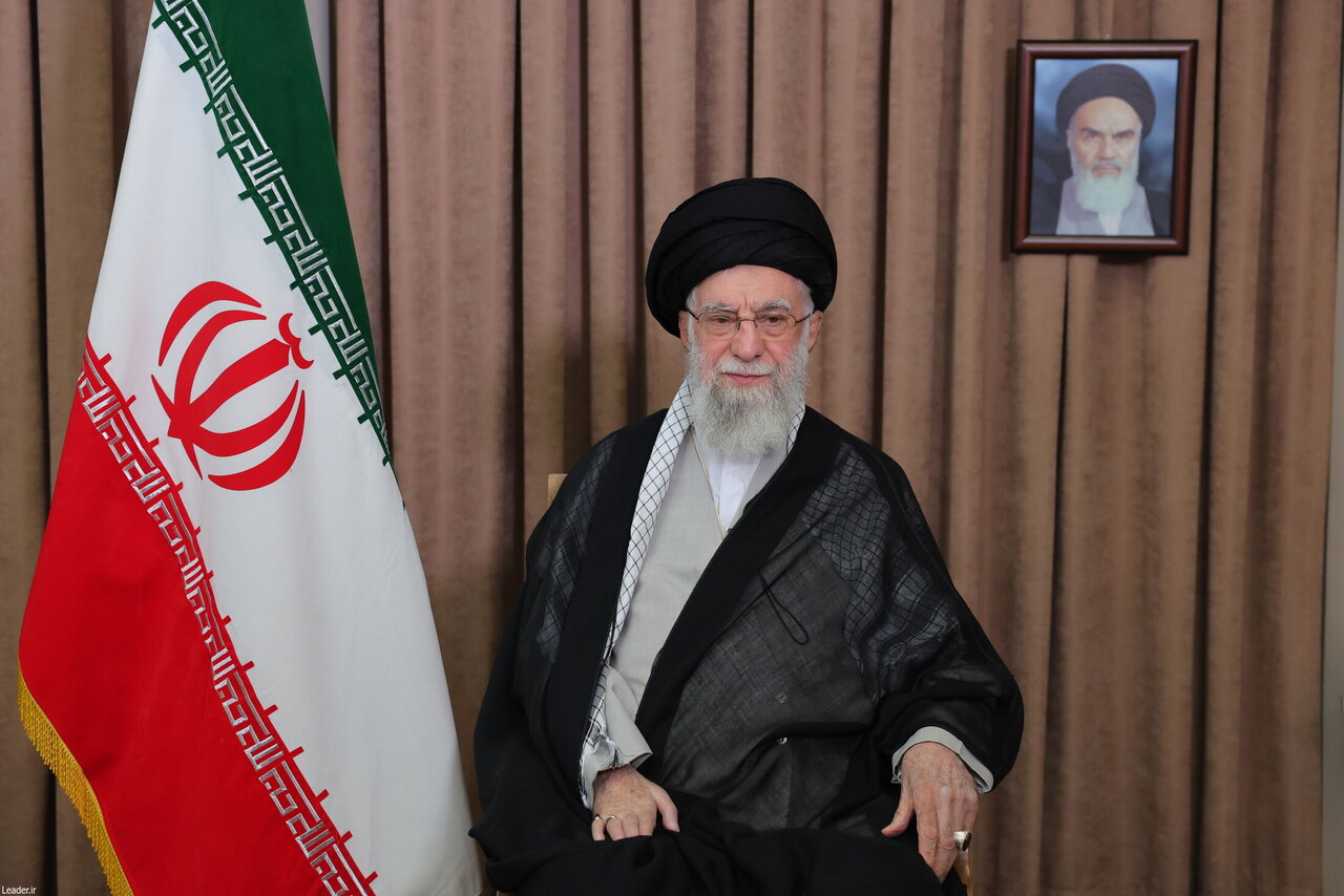 رهبر انقلاب: پایههای جمهوری اسلامی استوارتر از همیشه است