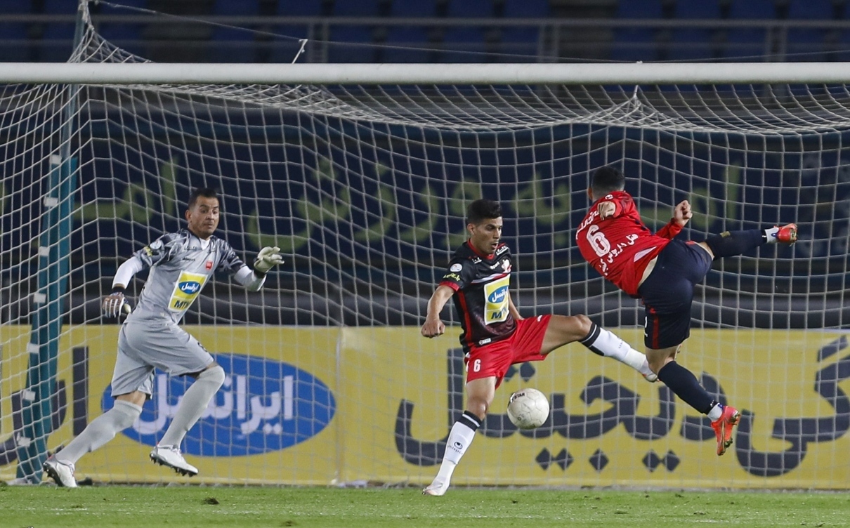پرسپولیسی‌ها جوراب نداشتند! | سازمان لیگ و فدراسیون فوتبال چه کاره هستند؟