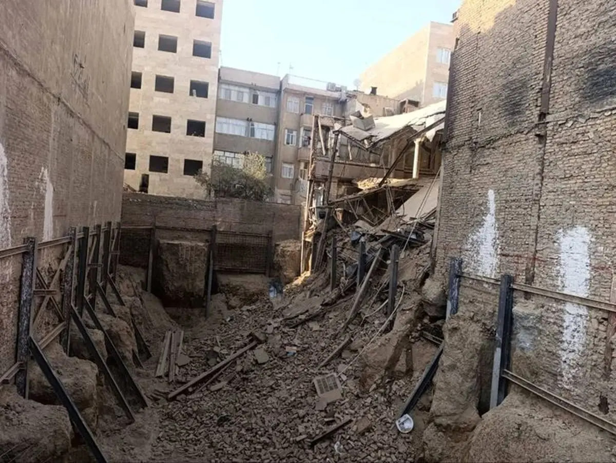 یک ساختمان در خیابان ولیعصر تهران ریزش کرد