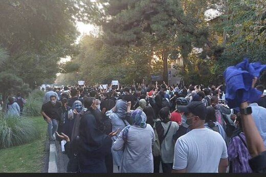 واکنش متضاد اصول‌گرایان  به شعار «زن، زندگی، آزادی»
