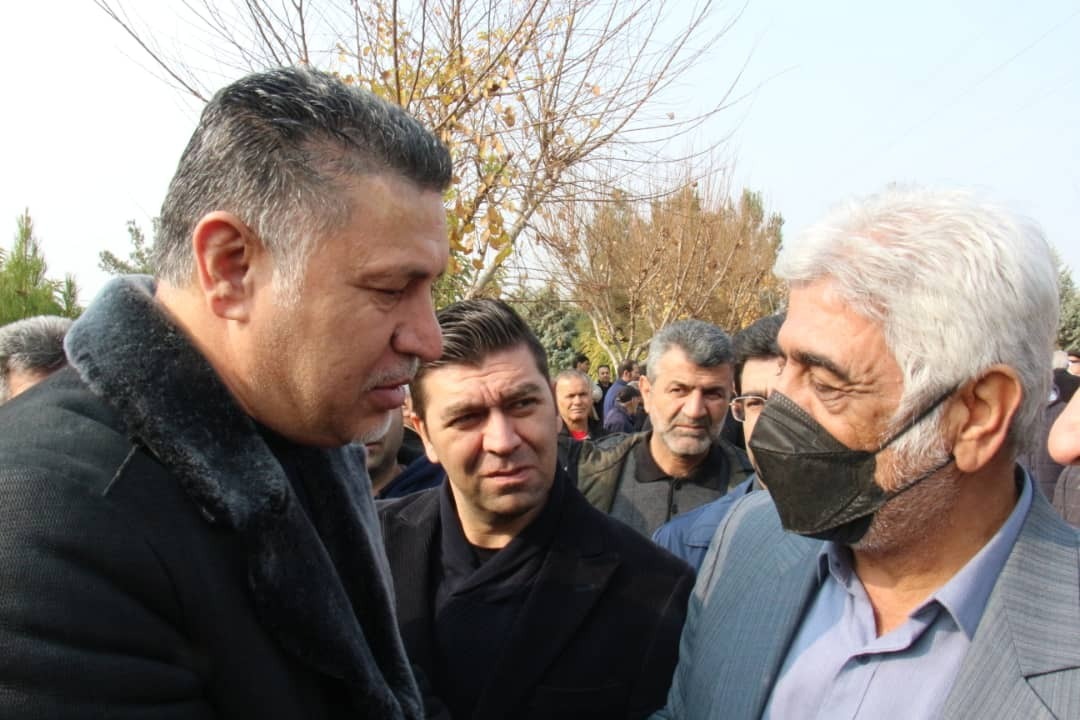 علی دایی در مراسم تدفین کریم باوی در بیبی سکینه کرج / عکس