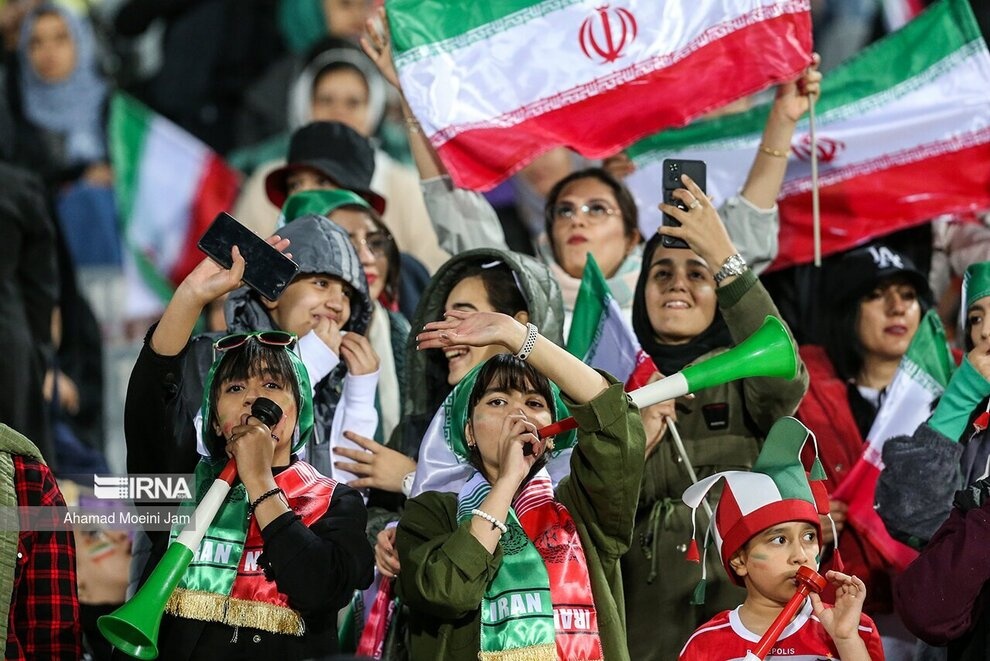 زنان با دستور رئیسی به ورزشگاه میروند؟