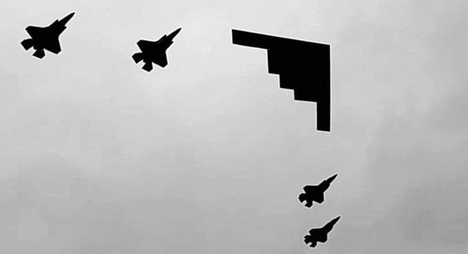 تصاویر پربازدید از پرواز جنگنده‌های آمریکا حین دیدار پوتین و ترامپ

