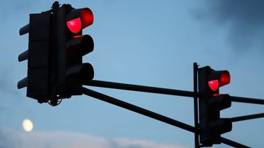 دلیل عجیب خاموشی چراغ‌های راهنمایی رانندگی در تهران + فیلم