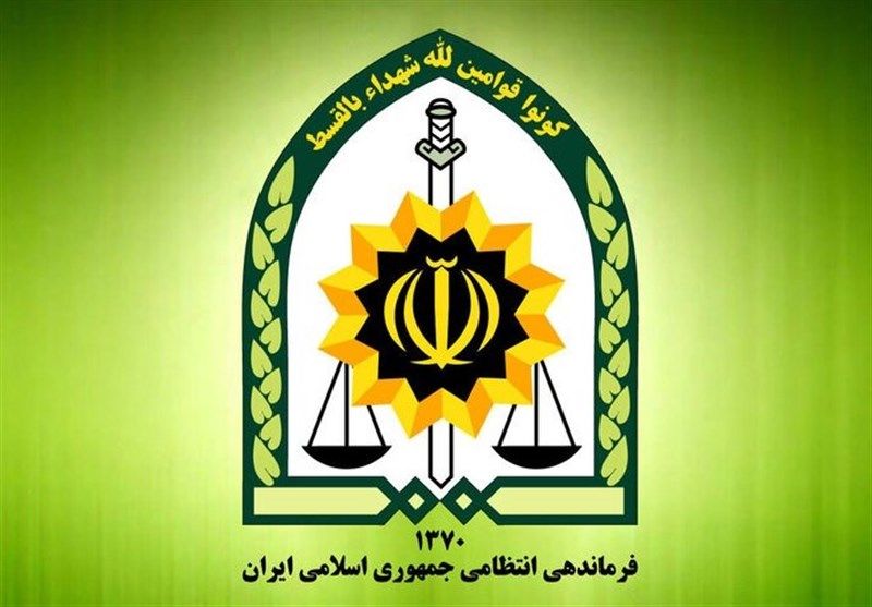 جنجال عکس یک تبعهٔ غیرمجاز با ماشین پلیس در رباط کریم + عکس