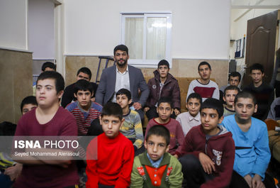 حسن یزدانی در آسایشگاه معلولین ذهنی شهید بهشتی مشهد