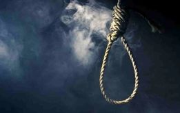 سلفی خانواده مقتول معلم زن و فرزندانش با قاتل هنگام اجرای حکم اعدام + عکس