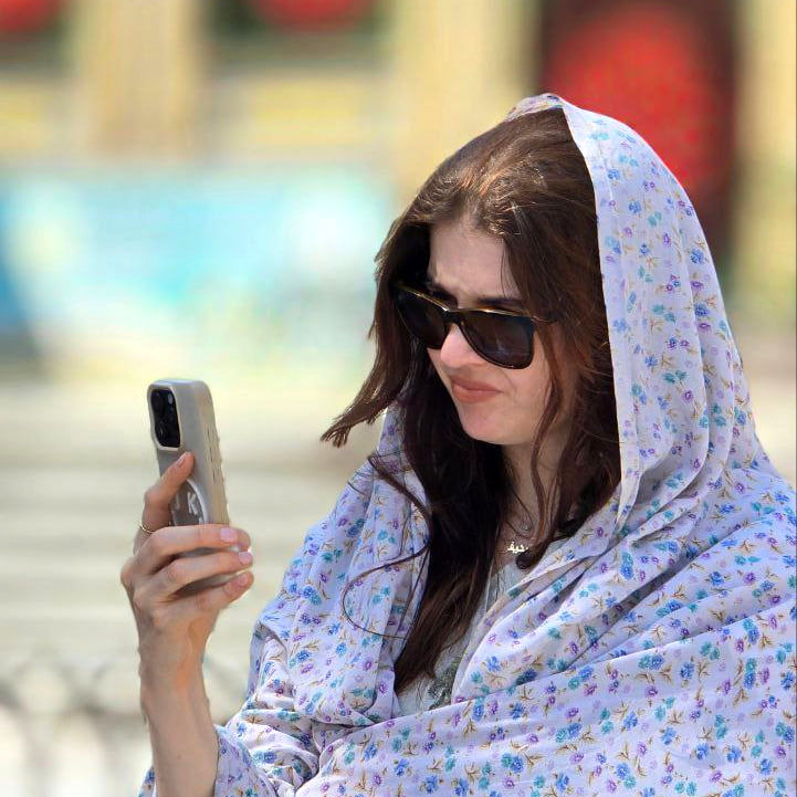 تصاویری جالب از خبرنگاران زنِ خارجی در امام‌زاده صالح + عکس