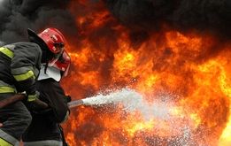 آتش‌سوزی مجتمع مسکونی در خیابان رسالت + فیلم