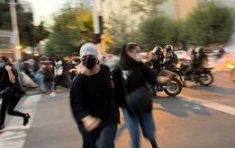 چرا جوانان سطل آشغال آتش می‌زنند؟