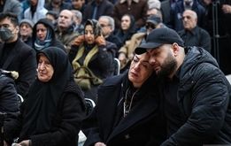 ویدئویی سوزناک از همسر زنده‌یاد منوچهر والی‌زاده در مراسم تشییع

